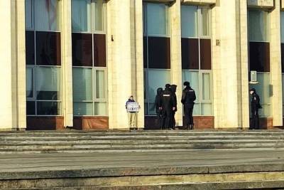 В Туле задержали депутата за одиночный пикет у здания правительства
