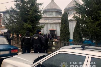 В Черновицкой области произошел конфликт между представителями двух религиозных общин, повреждена церковь