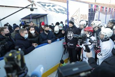 Алексей Текслер оценил новый хоккейный корт в Коркино