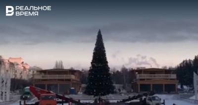 В казанском парке «Черное озеро» приступили к украшению елки