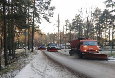 На очистку дорог от снега в Сосновом Бору вышли 8 машин