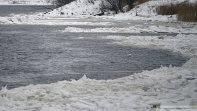 Бегающий по хрупкому льду школьник едва не утонул в Нижнем Тагиле