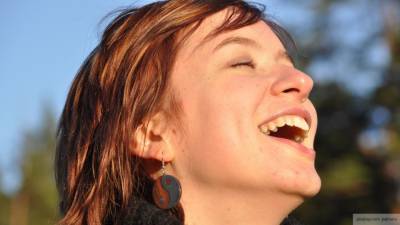 Ученые раскрыли истинное действие женского смеха на мужчин