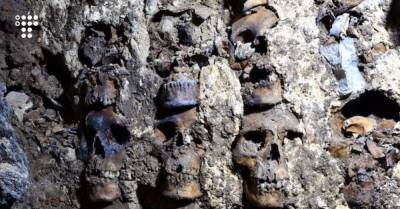 Археологи нашли под Мехико новые части башни из черепов. Она оказалась еще больше
