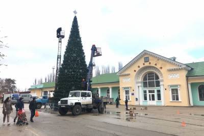 В Феодосии устанавливают елку в условиях аномально теплой зимы