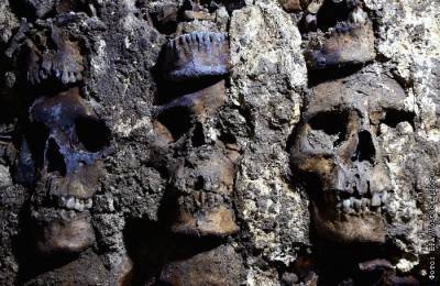 Археологи нашли новые части "ацтекской башни черепов" в Мехико