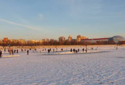 МЧС вышел на охоту за гуляющими по льду в парке 300-летия Петербурга горожанами