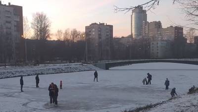Спасатели разогнали любителей прогуляться по первому льду в Петербурге