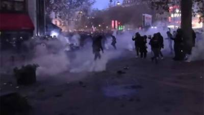 Силовики задержали больше сотни протестующих на митинге в Париже