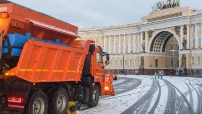 После снегопада в Петербурге дорожники вывезли 372 м3 снега