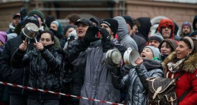Народу мало, задержаны пьяные, виноваты - провокаторы: власти Латвии о протестах в Риге