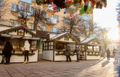 В Твери началась Рождественская ярмарка, установили светящийся шар и открыли почту Деда Мороза