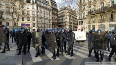 Число задержанных на протестных акциях в Париже увеличилось до 107