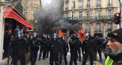 Полиция применяет водомет на акции протеста в Париже