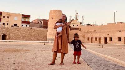 На экскурсии: Джамала показала новые фото с отдыха с сыновьями, папой и свекром - 24tv.ua - Египет