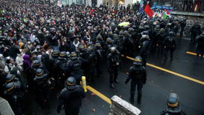 Силовики разгоняют парижских протестующих водометами