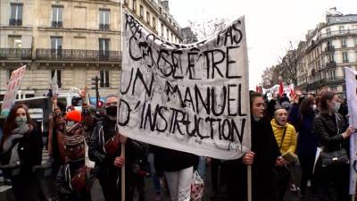 Протест и недовольство стали тем немногим, что объединяет французов