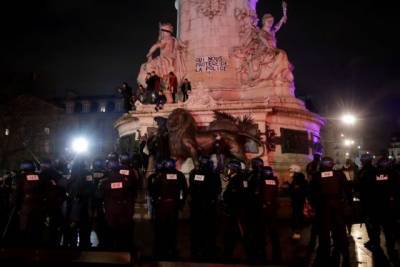 В Париже полиция задержала более 140 протестующих