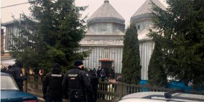 На Буковине прихожане ПЦУ и УПЦ не поделили церковь и разбили в ней окна — фото, видео