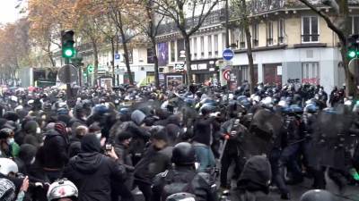 Более 100 задержанных: полиция прибегла к жёстким действиям во время акции протеста в Париже