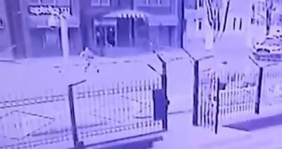 Момент взрыва у здания ФСБ в Карачаево-Черкесии попал на видео