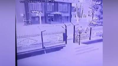 Момент взрыва у отдела ФСБ в Карачаево-Черкесии попал на видео