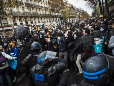 В Париже во время акции протеста задержаны 142 человека
