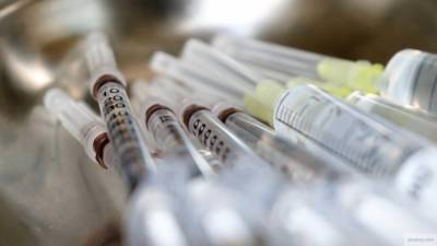 Тест китайской вакцины в Перу приостановили из-за нежелательного явления
