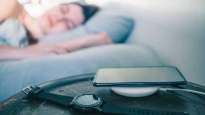 Эксперт рассказал, вредно ли спать рядом со смартфоном