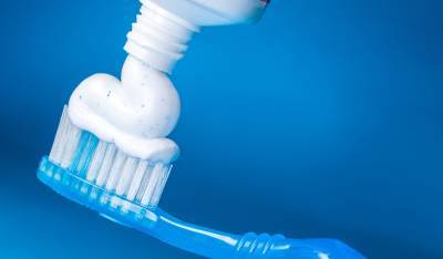 Ученые выяснили, что зубные пасты с цинком за две минуты уничтожают коронавирус