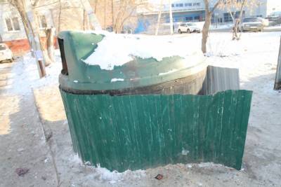 В Оренбурге люди бросают мусор возле контейнеров