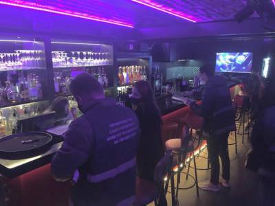 В Петербурге из-за работы в ночное время опечатали девять баров