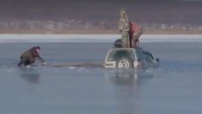 Приморских рыбаков на тонком льду раскритиковали в Instagram
