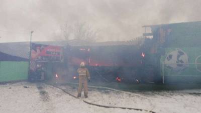 В Алматы ликвидировали крупный пожар в спорткомплексе "Медина"