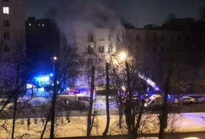 Видео: пожарные боролись с огнём в квартире жилого дома в Кировском районе