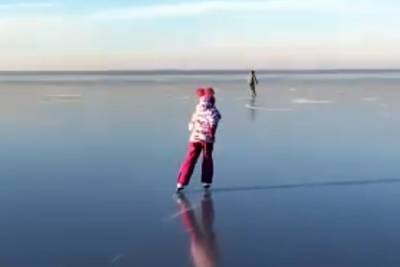 Жители Рыбинска обновили лед Рыбинского водохранилища.