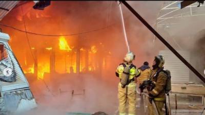 Мощный пожар уничтожил мебельный цех в Пензенской области