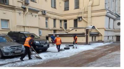 В субботу заснеженные улицы Петербурга убирали 8 тысяч дворников