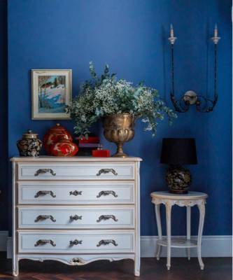 Синий цвет в гостиной: 35+ интерьеров