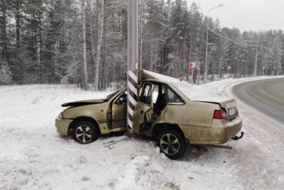 Машина врезалась в фонарь в Карелии: авто почти сложилось пополам