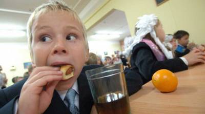 Без лишнего сахара и "неправильных" бутербродов: В школах Луганщины будут кормить "по-новому"
