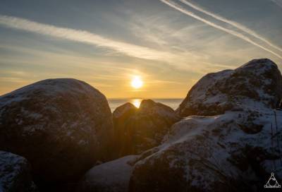 Снег и шелест волн: фотограф из Соснового Бора показал зимний закат на Финском заливе