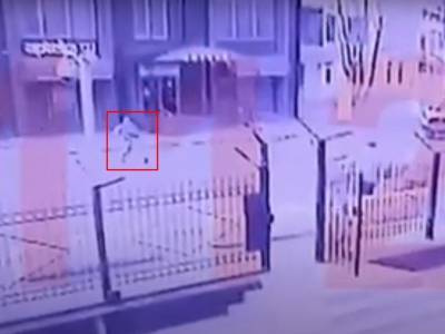 Момент взрыва, устроенного смертником возле ФСБ Карачаево-Черкесии, попал на видео