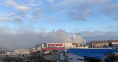 Продолжаются работы по тушению сгоревшего магазина Depo
