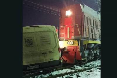 В Петербурге поезд сбил инкассаторский автомобиль