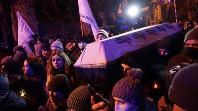 В Киеве провели акцию к годовщине задержания подозреваемых в убийстве Павла Шеремета - принесли гроб и «хоронили правосудие»