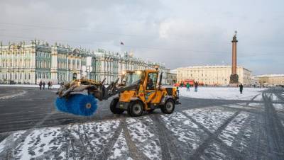 Заснеженные улицы Петербурга убирали более 8 тыс. дворников
