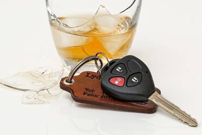 Пьяный житель Ельни выкрал у приятеля ключи от машины, чтобы поехать за алкогольной добавкой