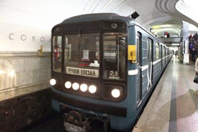 Упавший под поезд на станции "Сокол" мужчина погиб