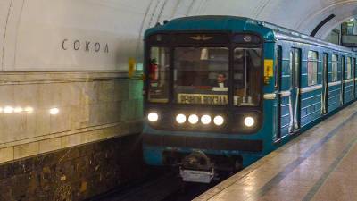 В Москве пассажир упал на рельсы на станции метро «Сокол»